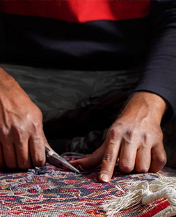 رفو گری قالی در قالیشویی کیانشهر